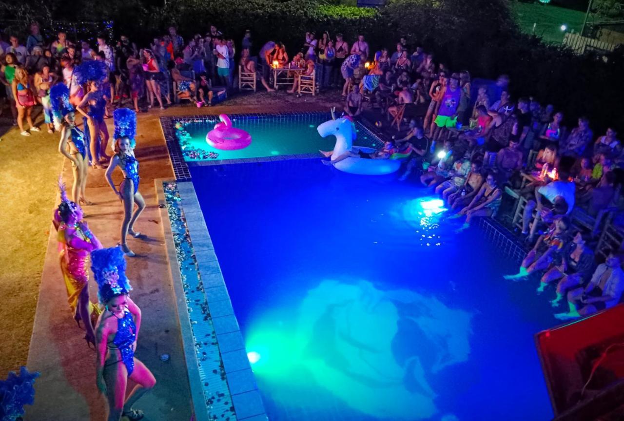 Wet! A Pool Party Hostel By Wild & Wandering Haad Rin Ngoại thất bức ảnh