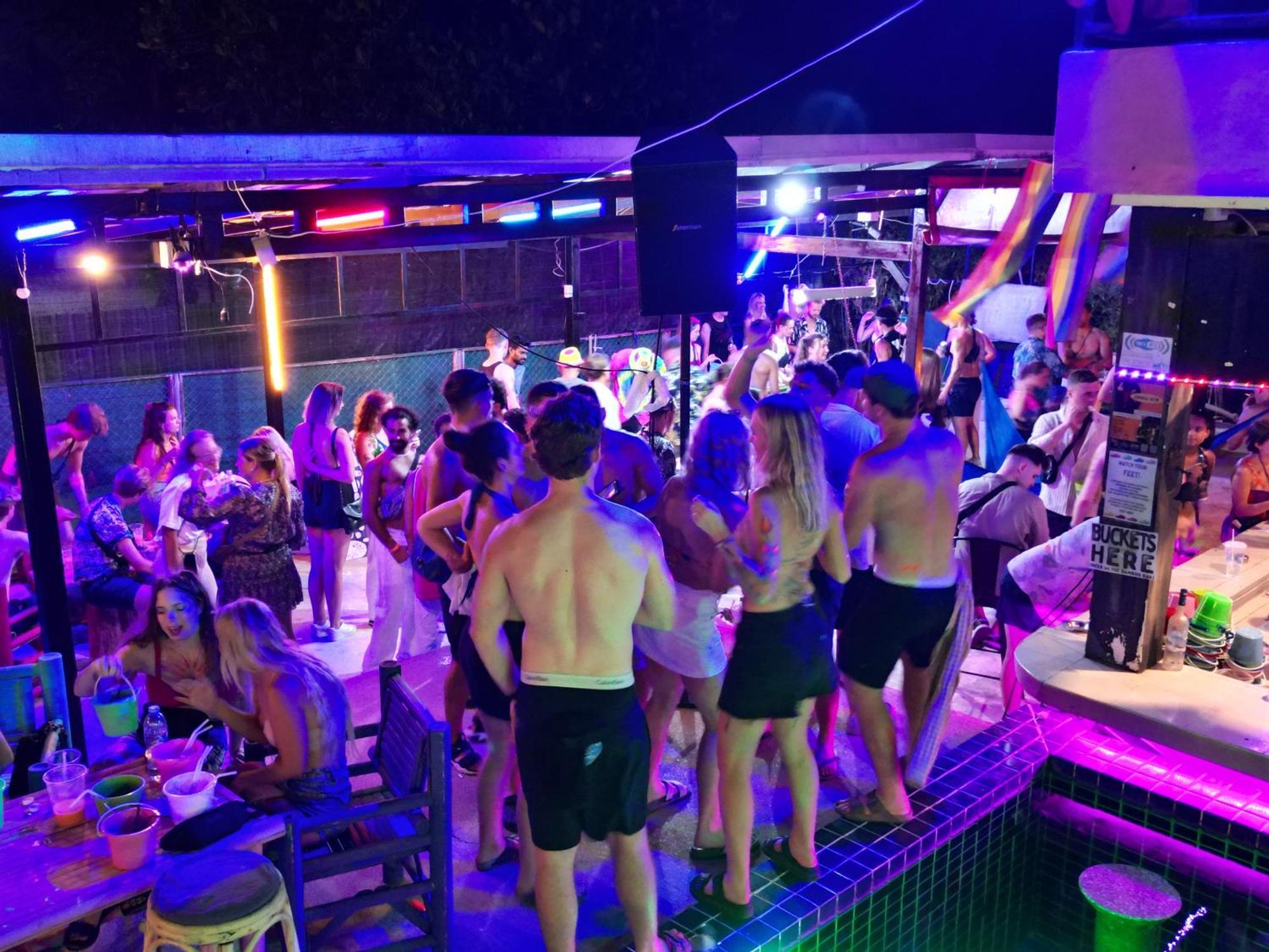 Wet! A Pool Party Hostel By Wild & Wandering Haad Rin Ngoại thất bức ảnh