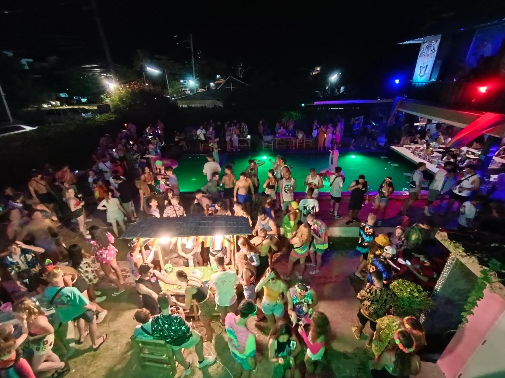 Wet! A Pool Party Hostel By Wild & Wandering Haad Rin Ngoại thất bức ảnh