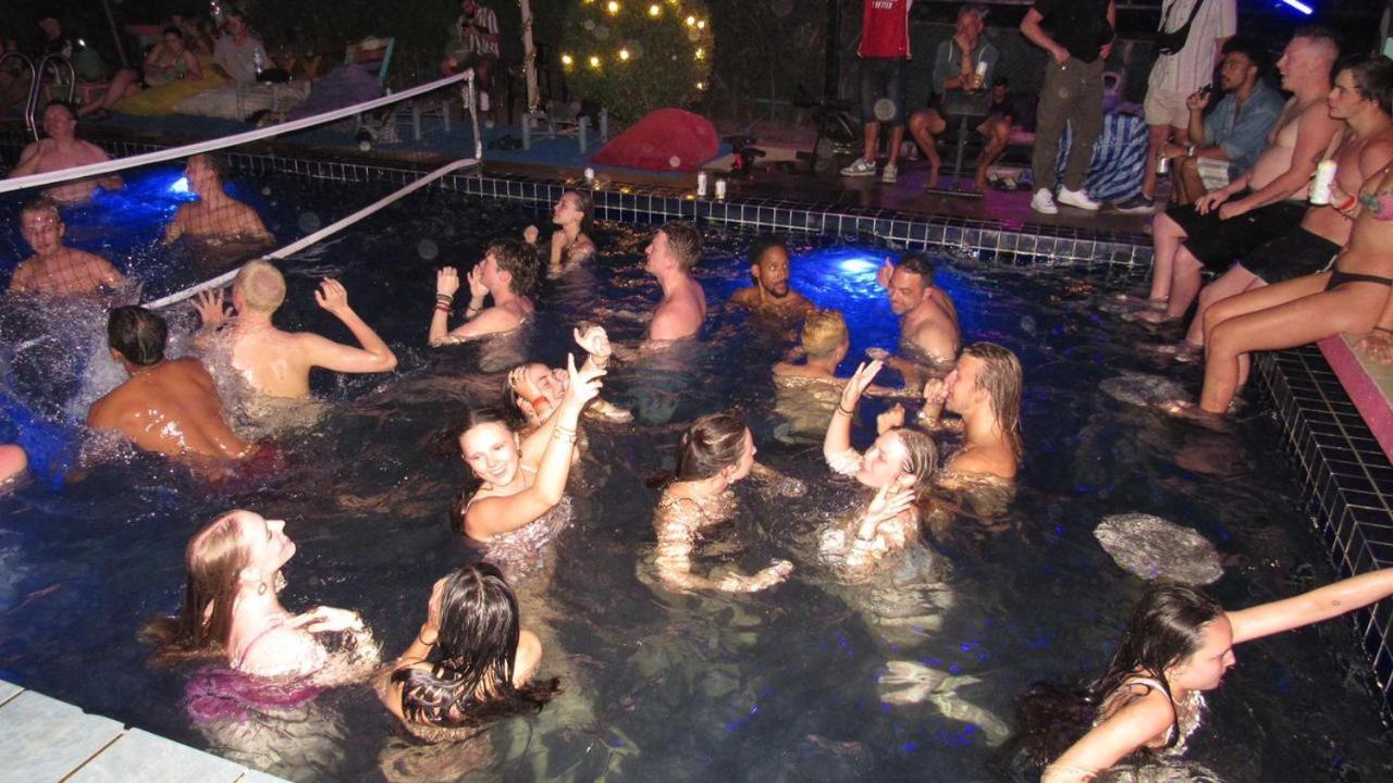 Wet! A Pool Party Hostel By Wild & Wandering Haad Rin Ngoại thất bức ảnh